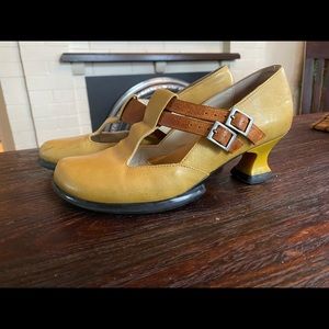 Yellow 💛 and tan Mahalo t-strap Fluevogs US women’s 6